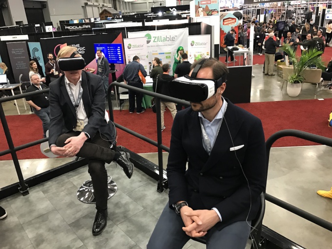 Kronprinsen og Noregs ambassadør testar Virtual Reality på festivalområdet. Foto: Christian Lagaard, Det kongelege hoffet